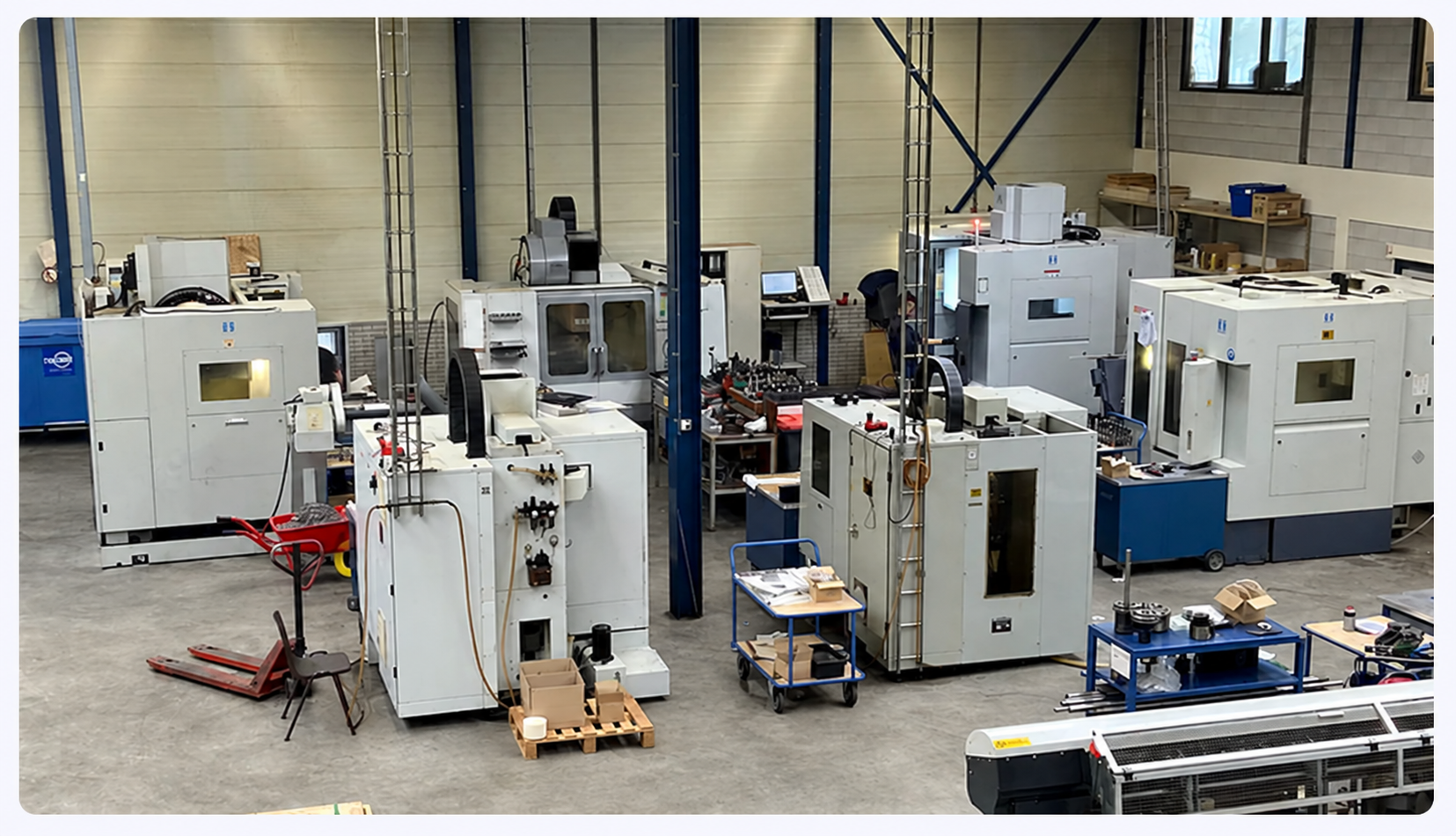 Bridgeport-bewerkingscentra in de werkplaats van Precimax