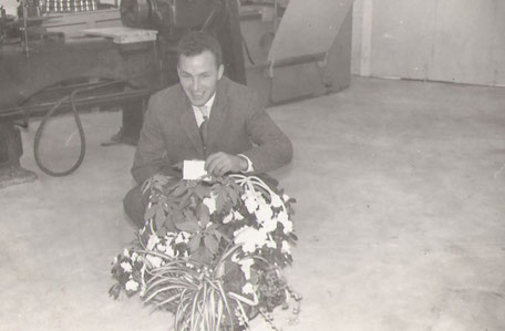 Historische foto van Karel Hogendijk in de werkplaats
